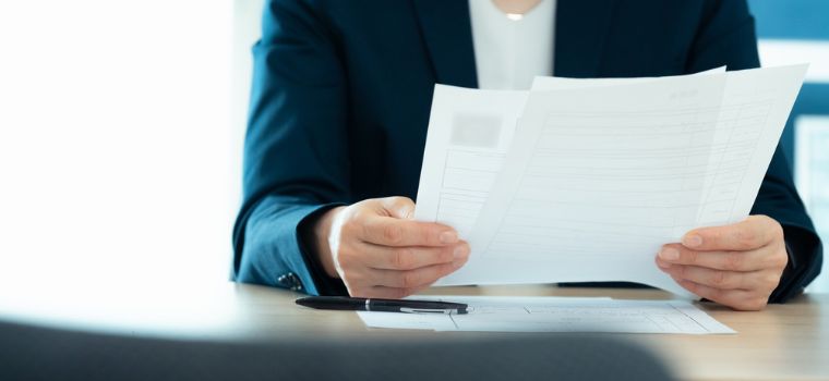 書類を確認しているようなイメージ
