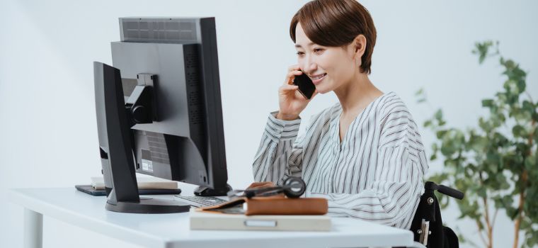 車椅子女性が電話をかけているようなイメージ