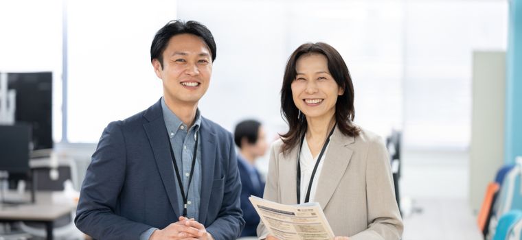 職場で談笑する男女のイメージ