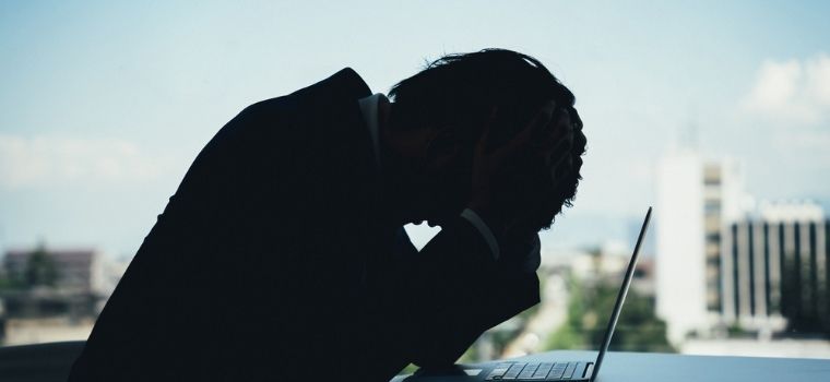 男性が仕事で悩んでいるようなイメージ