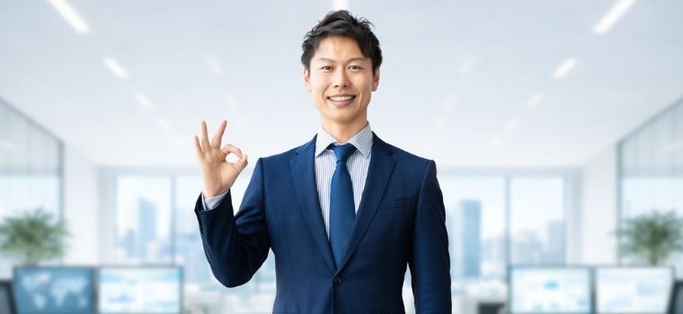 スーツを着用している笑顔の男性のイメージ