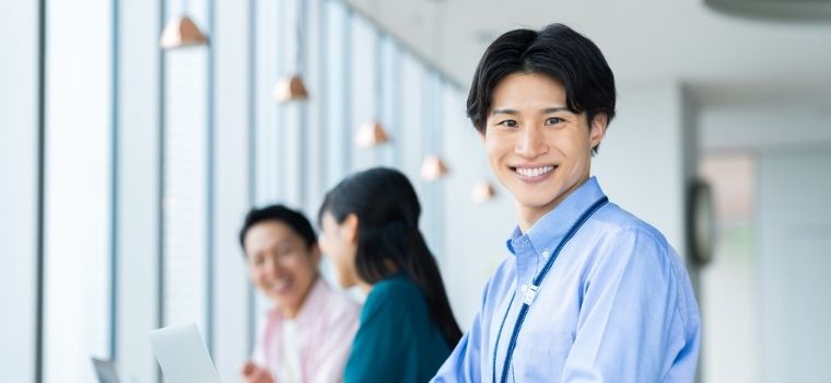 職場で笑顔の若手男性のようなイメージ