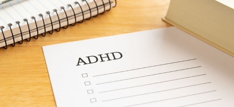 ADHDのチェックリスト用紙のようなイメージ