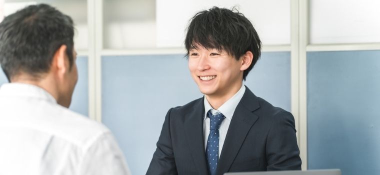 キャリアアドバイザーに相談しているようなイメージ