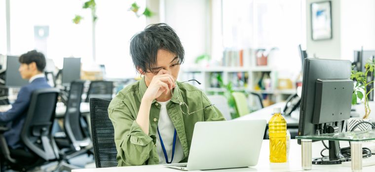 パソコンを前にして男性が困っているようなイメージ