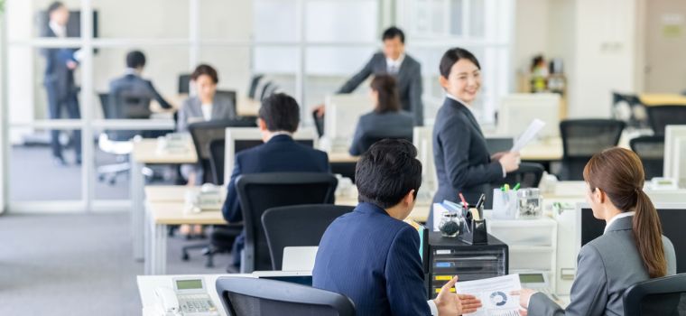 オフィス内で仕事をしている男女のイメージ
