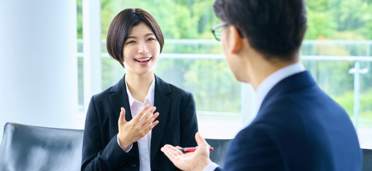 キャリアアドバイザーに相談しているようなイメージ