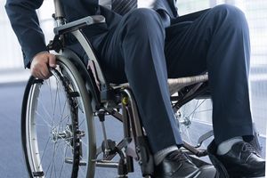 車椅子を利用するビジネスパーソン