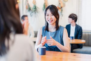 会話をする女性