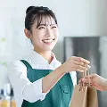 サービス業とは？業種や職種一覧、年収、向いている人などを解説/画像