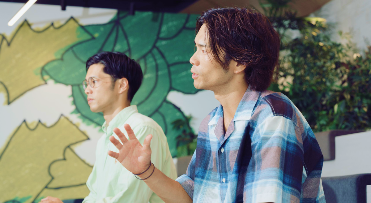 弟の山﨑 峻さん（写真左）と兄の山﨑 剛さん（右）のイメージ