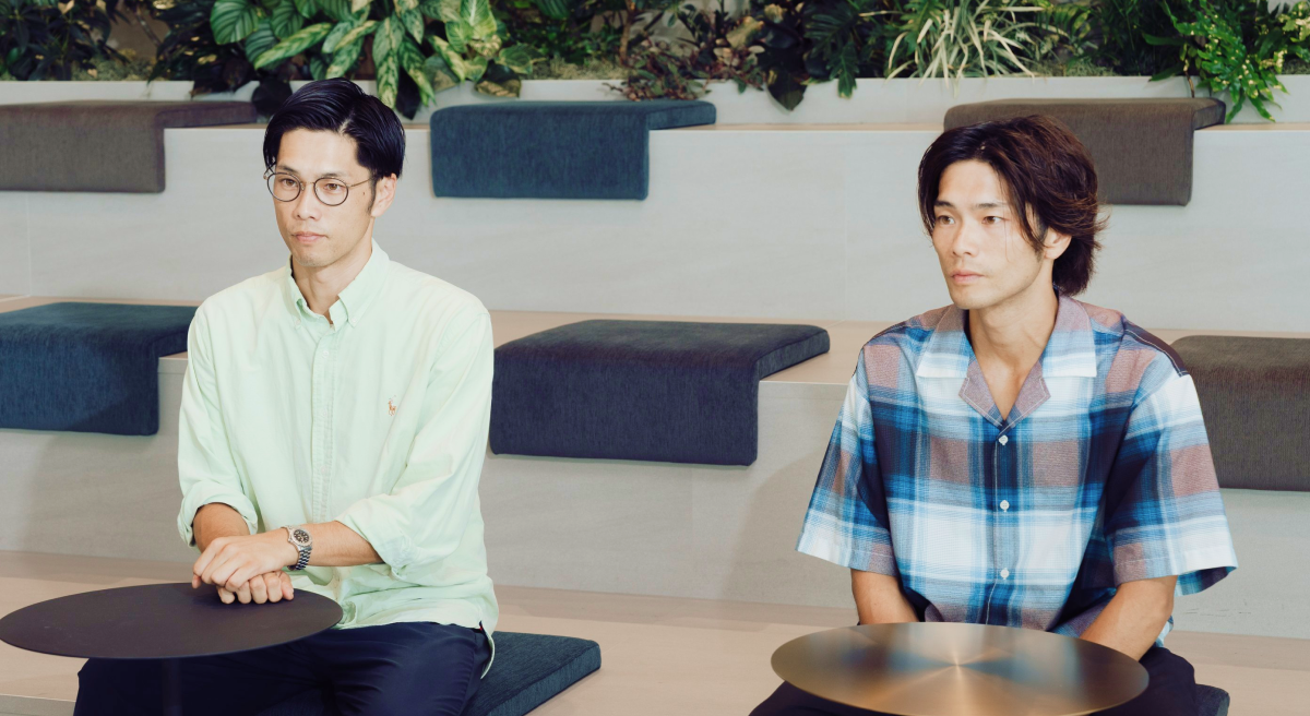 弟の山﨑 峻さん（写真左）と兄の山﨑 剛さん（右）のイメージ