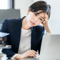オーバーワークとは？仕事での意味や主な症状、自己診断のポイントを解説/画像