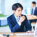 ワーカホリックとは？仕事における意味やなりやすい人の特徴、抜け出す方法などを解説/画像