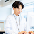 ホワイトカラーとは？意味や代表的な職業、仕事の特徴をわかりやすく解説