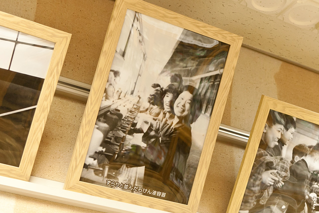サラヤが戦後日本に手洗いを啓蒙した際の象徴的な写真。本社ショールームに展示