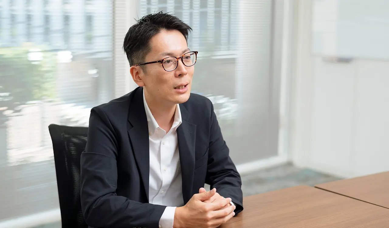 インタビューに応じる藤井さん
