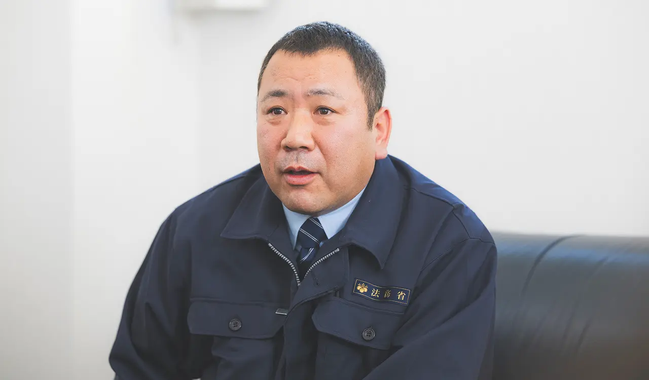 木製ティッシュボックスを手にするMさん（※受刑者の役は職員が演じています）