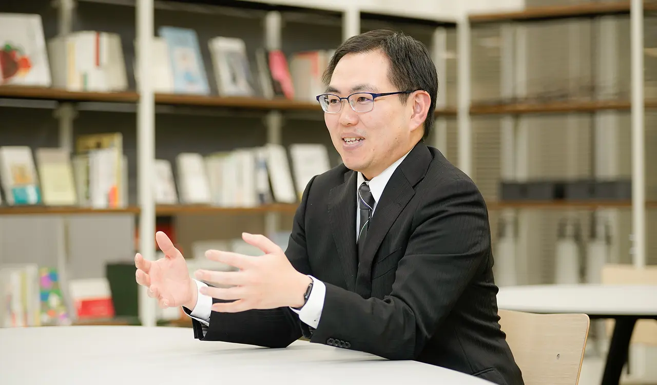 インタビューに応じる佐藤さん