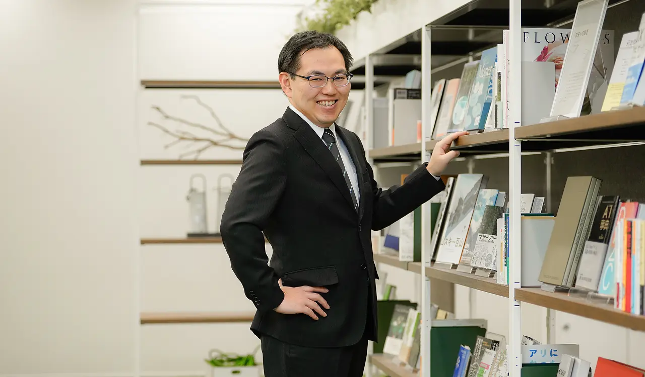 階段に立つ佐藤さん