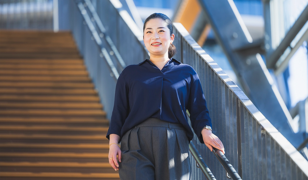 階段に立つ永沢さん