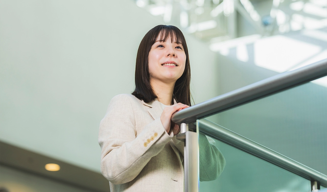 階段に立つ鈴木さん