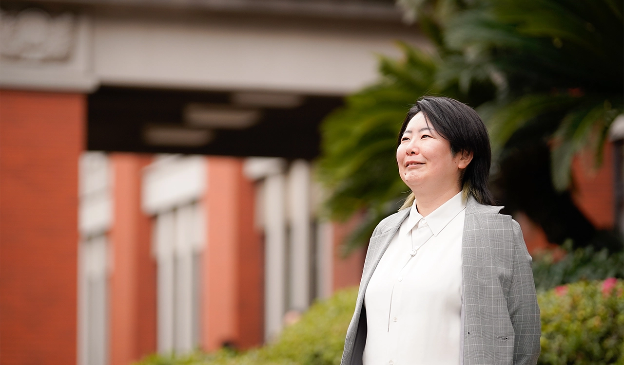 立っている松尾さん