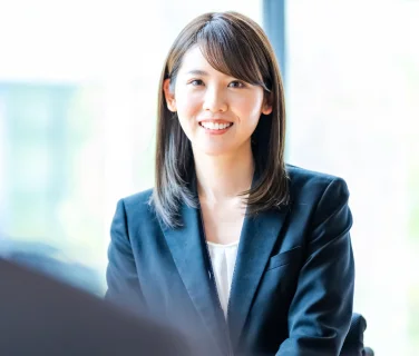 スーツを着た30代女性の写真